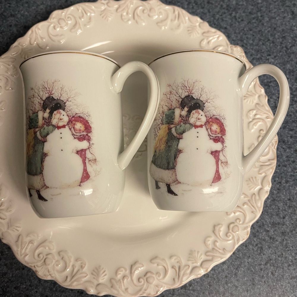 Designer's Collection by HOLLY HOBBY set of Tea / Coffee Mugs Christmas Keepsake